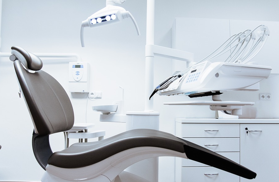 Réaligner les dents avec gouttière transparente Invisalign à Marseille 13006 centre ville