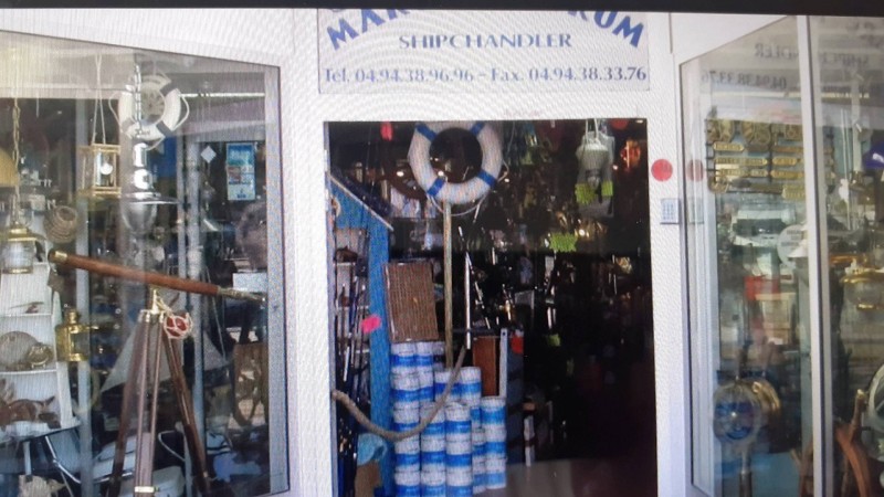 Vente de matériel de décoration pour bateau à Hyères.