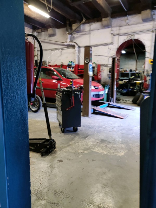 Trouver un garage pour rénover un feu avant d'une BMW a proximité de Toulon 