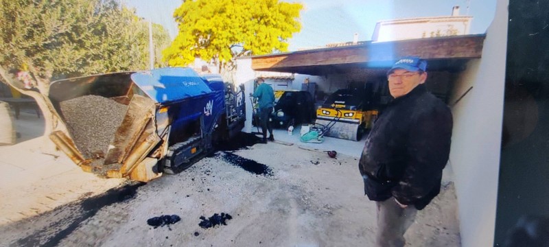 Pose d'un enrobé bitumeux sur une voie d'accès à une villa à la Ciotat 13600