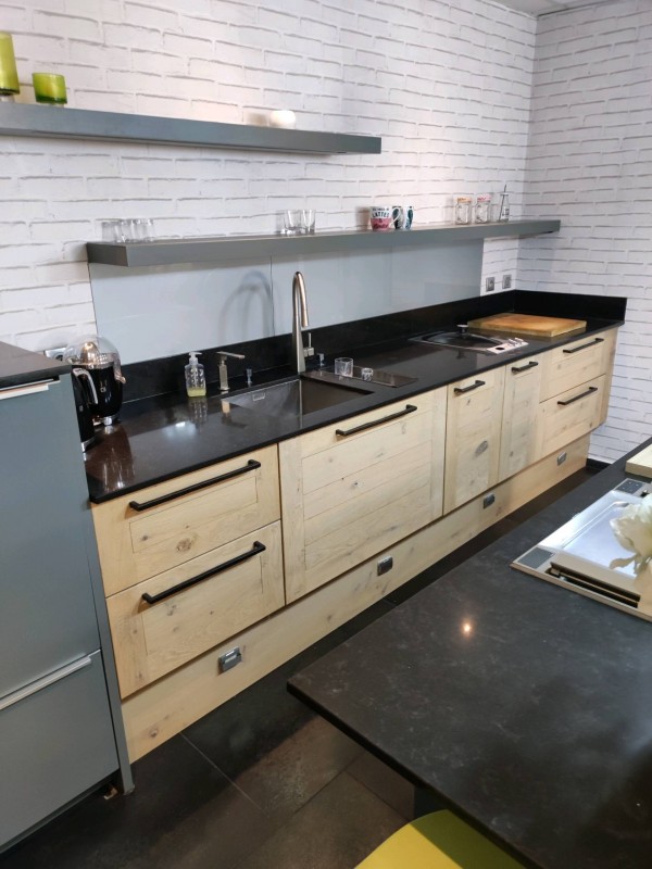 Installer une cuisine haut de gamme contemporaine à base de bois à la garde