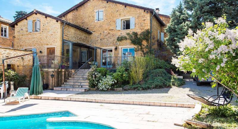 maison en pierres dorées avec piscine à Anse dans l'Ain 