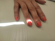 Pose de faux-ongles coloré à Toulon